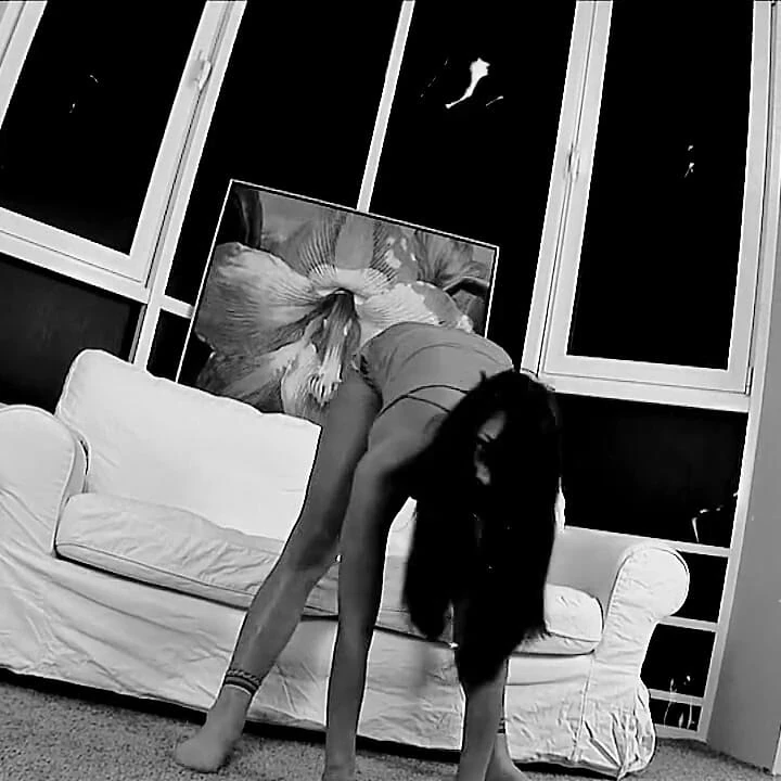 Seksi genç kız Oley soyunuyor ve amını parmaklıyor