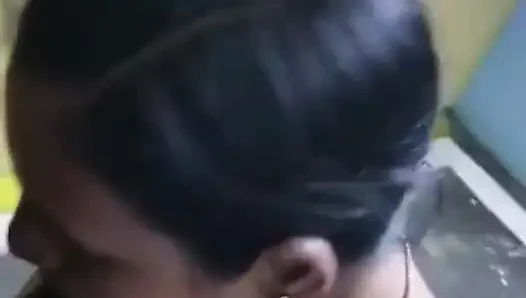 Sarili evli kadın dizlerine sakso çekiyor