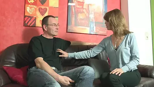 Azgın orta yaşlı seksi kadın sert sikiliyor ve her saniyesini seviyor