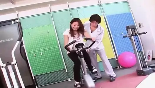 Genç seksi Asyalı kız Haruna Sakurai kişisel antrenörüyle spor yapmak için spor salonuna geldi