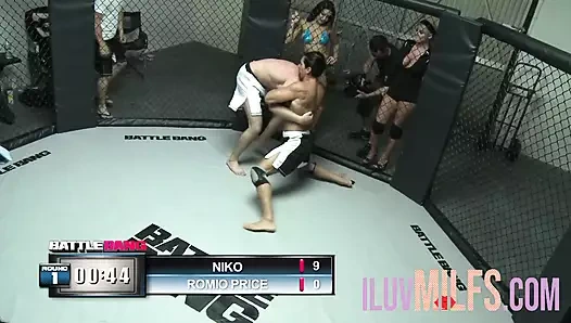 Sürtük küçük memeli bebek amcığını yalatıyor