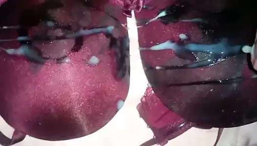 Sutyen üzerinde büyük boşalma