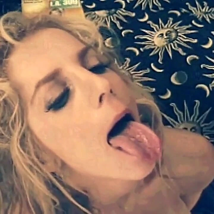 Sarışın orta yaşlı seksi kadının klasik pornosu domaltılarak sikiliyor ve ağzına boşaltıyor