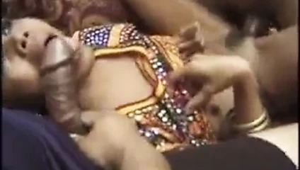 Ateşli Hintli anal sürtük seks