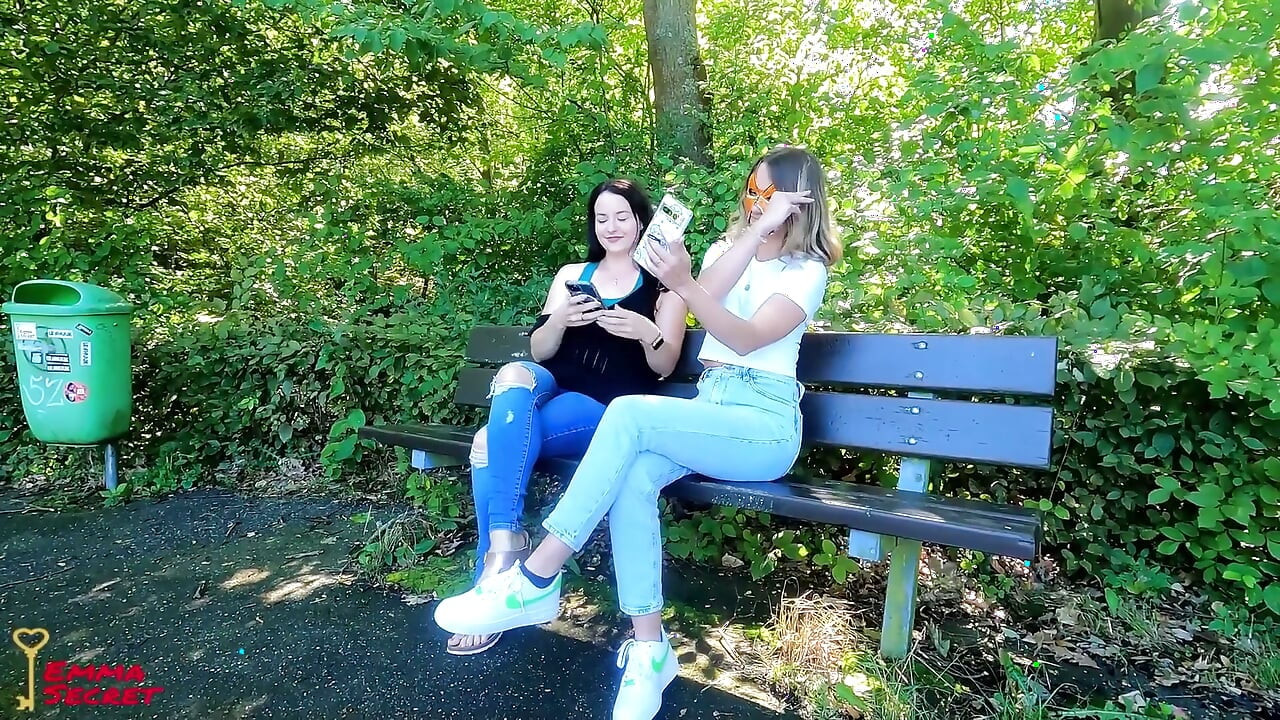 Parkta aşırı üçlü seks!