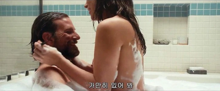Lady gaga skandal gezegende bradley cooper ile çıplak banyo yapıyor