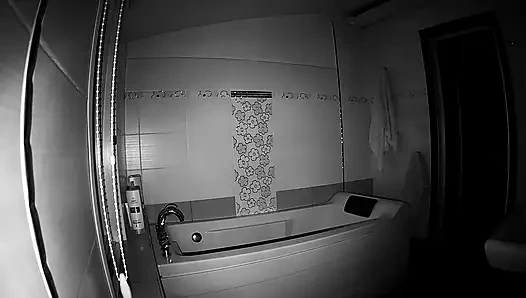 Stella banyoda banyo yapmaya hazırlanıyor - gerçek amatör röntgenci sahnesi