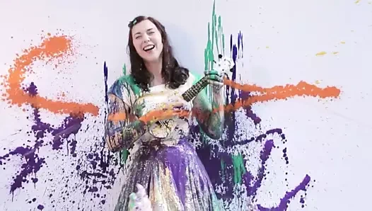 Lisa hannigan sıçradı, lekelendi ve boyayla kaplandı