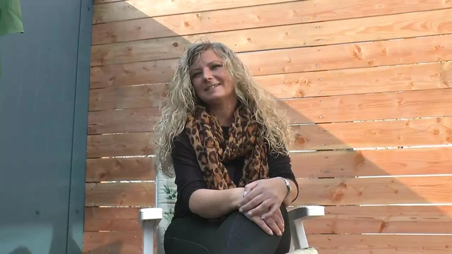 Seksi fahişelerin sadece bir seks oyuncağına ve içeride uzun bir parmağa ihtiyacı var - 1