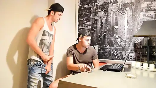 Onu mastürbasyon yaparken yakalıyorum ve poposunu kırıyorum