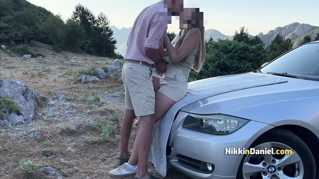 Seksi bir kızla ateşli randevu vahşi araba kaputunda seksle sona erdi