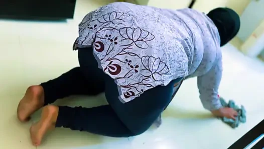 Mısırlı ateşli iri güzel kadın hizmetçi yatağın altında sıkıştı ve büyük çıplak götünü gördükten sonra mastürbasyon yapıyorum