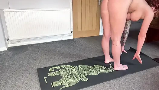 Zoe Grey ile ateşli çıplak yoga