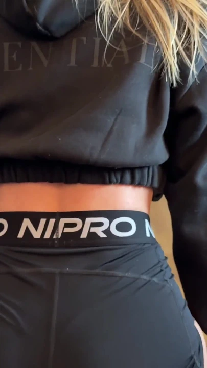 Derin amcık sikişi öncesi nike pro şortla kuru sikişiyor