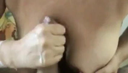 Ev yapımı handjob - büyük göğüslerindeki ıslak şeyleri seviyor