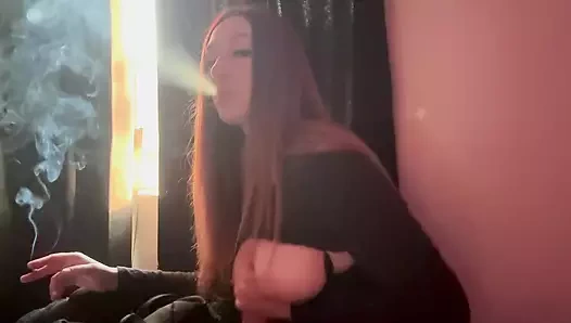 İtalyan uzun saçlı büyük memeli orta yaşlı seksi kadın ateşli büyük göğüsler sigara içerken yapay penisle mastürbasyon yapıyor