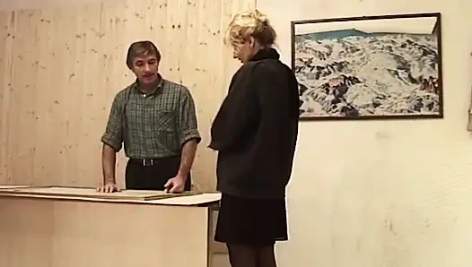 Olgun sarışın orta yaşlı seksi kadın parmaklanıyor ve çoraplı sert sikiliyor