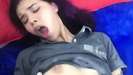 Eve giriyorum ve üvey kız kardeşimi çok azgın buluyorum ve onun bölümünü sikiyorum 2