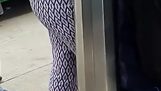 Culona esperando bus