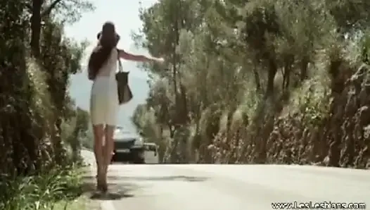 Araba sürüyor ve arabanın kaputunu parmaklıyor