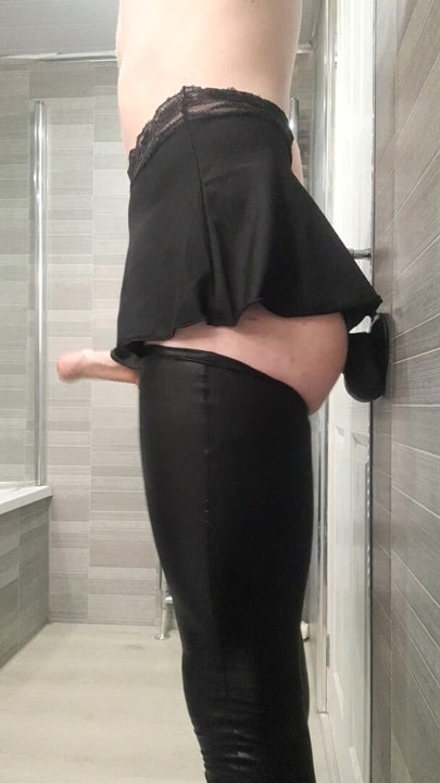Etekli ve lateksli büyük götlü femboy büyük siyah dildo eller serbest sikişirken boşalıyor