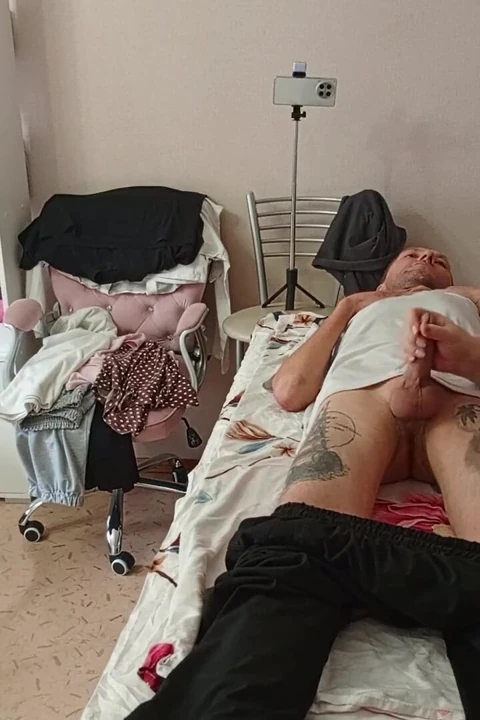 Üvey annem masaj masasında sikimi emiyor ve sıvazlıyor ve döl yutuyor