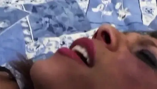 Azgın orta yaşlı seksi kadın damlayan rosebud patlamasıyla derinden yumruklanıyor