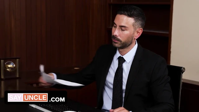 Kişisel asistan Mike Monroe patronunu memnun etmek için çaresiz