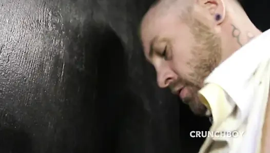 Genç eşcinsel heteroseksüel arkadaşını emiyor ve prezervatifsiz sikiliyor