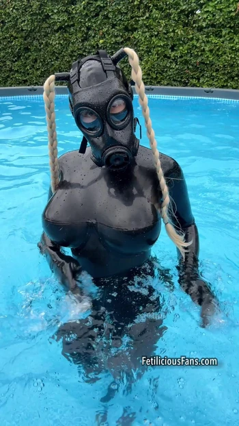 Счастливого понедельника 💦 в противогазе