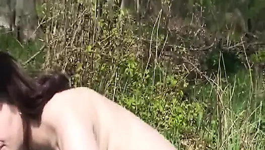 Esmer Alman genç kız doğada yarağa biniyor