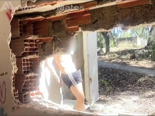 Terk edilmiş bir binayı keşfeden 2 amatör oğlan kıyafetlerini çıkarıyor ve biri delirmeye başlıyor