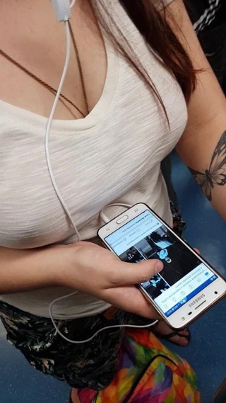 Sem Sutian sütyensiz memeler