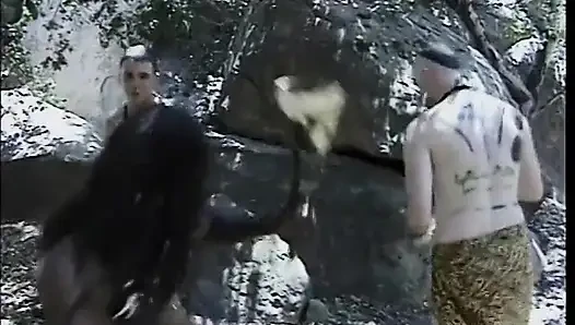 Ateşli zenci piliç beyaz yarağı götünü sallıyor