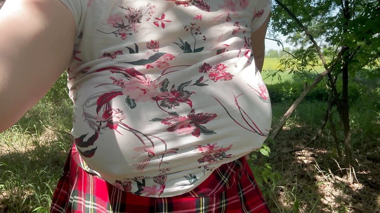 Azgın evli kadın açık havada bir yabancının amını sikmesini bekliyor - milky mari