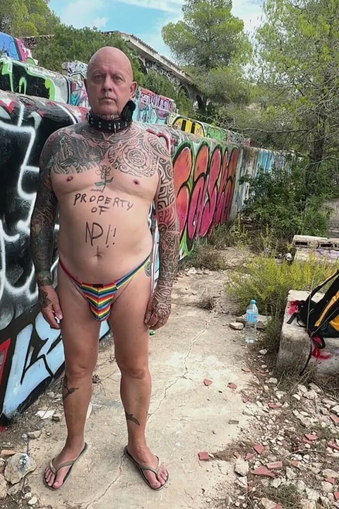Trans sahibe Naomiperv açık havada meme ucunu kırbaçlıyor