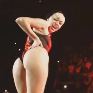 Chav kraliçesi miley cyrus götünü azdırıyor