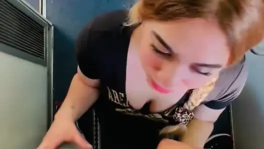 Güzel büyük götlü üniversiteli sarışın erkek arkadaşına birkaç yerde oral seks yapıyor