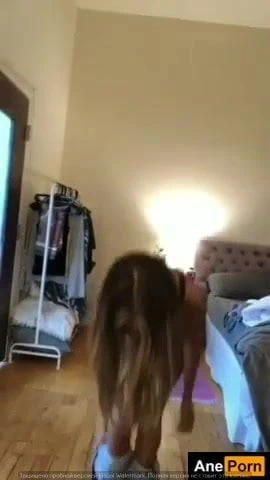 Sıska sarışın striptiz yapıyor