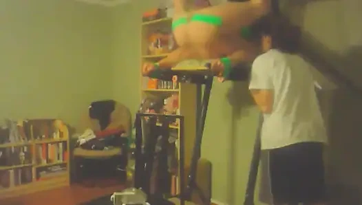 Ördekle sikilen taşaklar geriliyor ve TOMWOODS2020 yarak emiyor