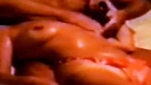 Karımın bronzlaşmış göğüslerini yağlamak