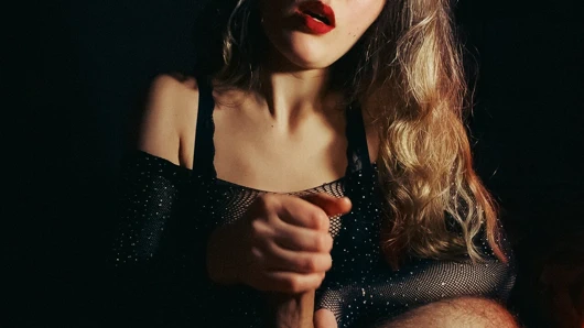 20 yaşındaki güzellik bir vibratör üzerinde otururken erkek arkadaşına mastürbasyon yaptı ... bu hızlı bir cumshot oldu