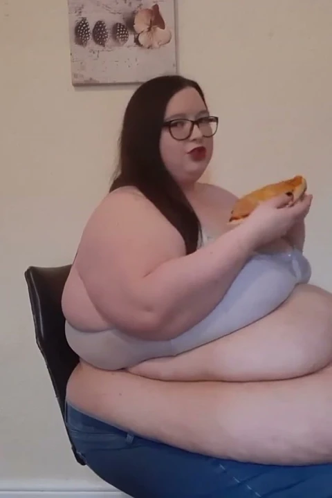 Ssbbw ofis sandalyesinde pizza doldurma