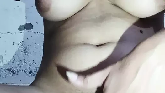 Yenge ne kari choot m parmak aur chut ıslak kar li li