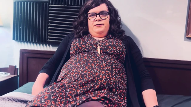 Trans kız elbisesini kaldırıyor ve külotlu çorapla boşalıyor