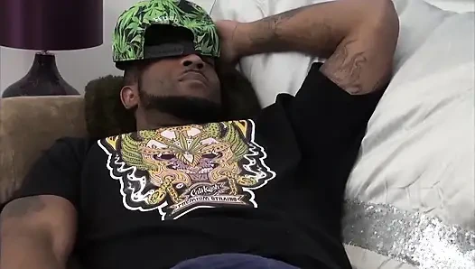 Azgın dövmeli üvey kız kardeş üvey erkek kardeşinin büyük zenci yarağını denemek istiyor