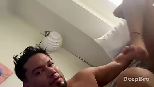 Sert yarağımı prezervatifle sıkı küçük tıraşlı amına soktum