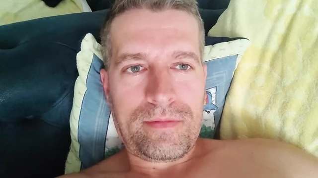 Сосет член гетеросексуального мужика в видео от первого лица