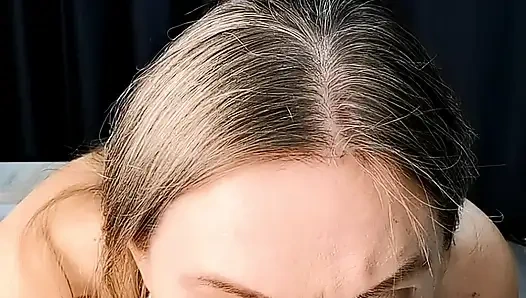 Olgun genç erkek avcısı yarağını emiyor ve sana biniyor bakış açısı