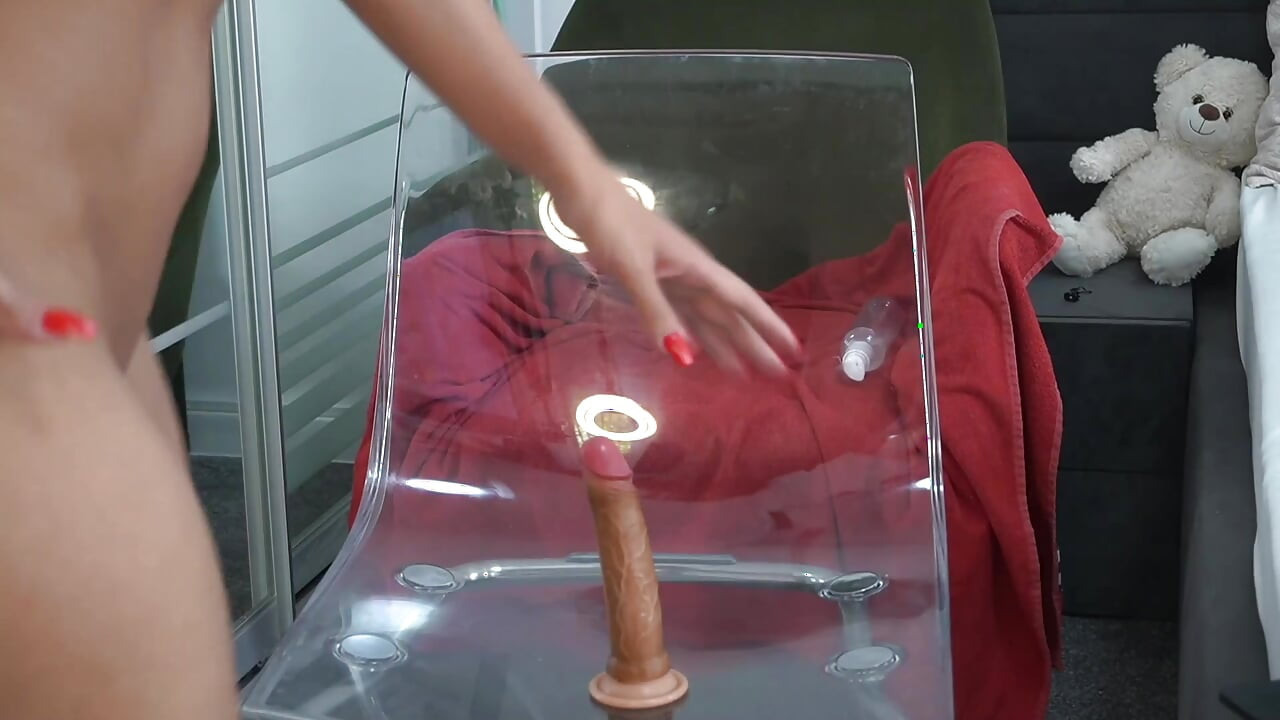 Muhteşem milf sıçrayan üzerinde bir büyük yapay penis içinde farklı pozisyonlar
